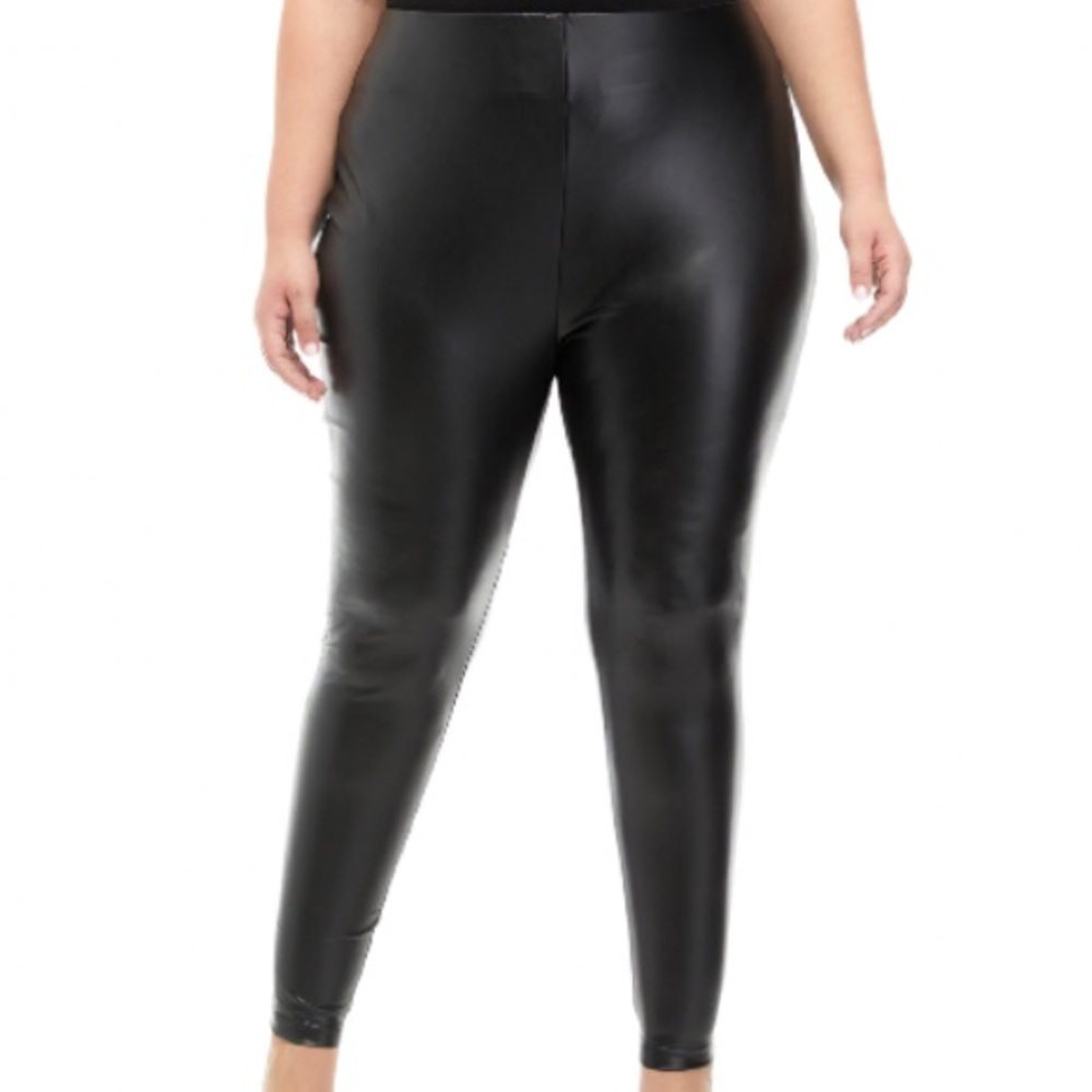 Wonderly
Plus Size Faux Leather Leggings